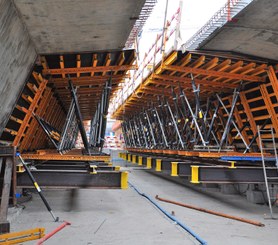 Cassaforma per la costruzione di ponti mediante tecnologia a spinta