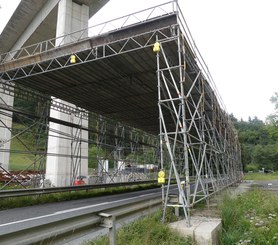 Struttura di protezionetemporanea per un cavalcavia