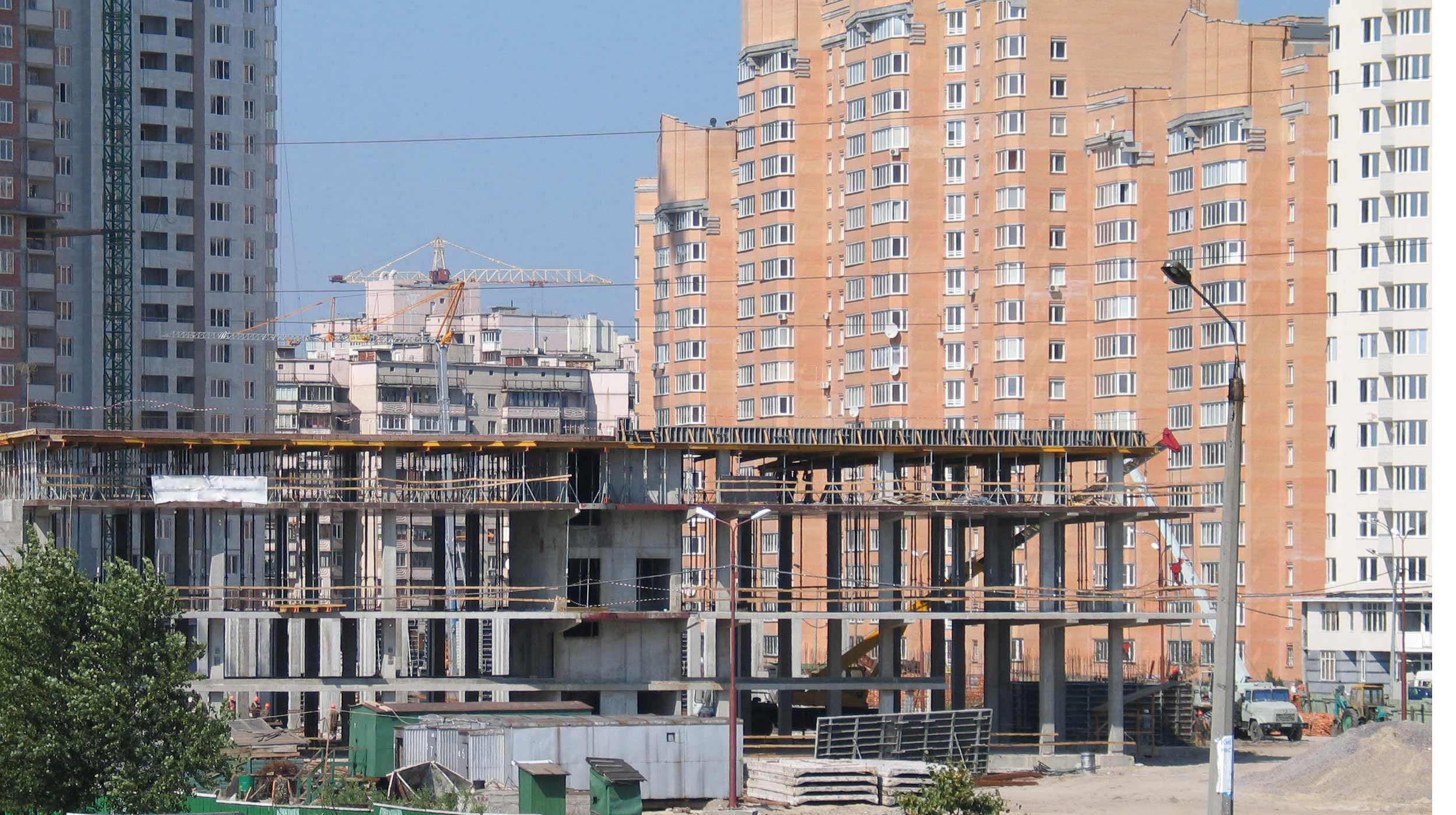 Situato nella zona centrale e più trafficata della città, questo edificio di stile sobrio e classico si integra piacevolmente con l'ambiente circostante.