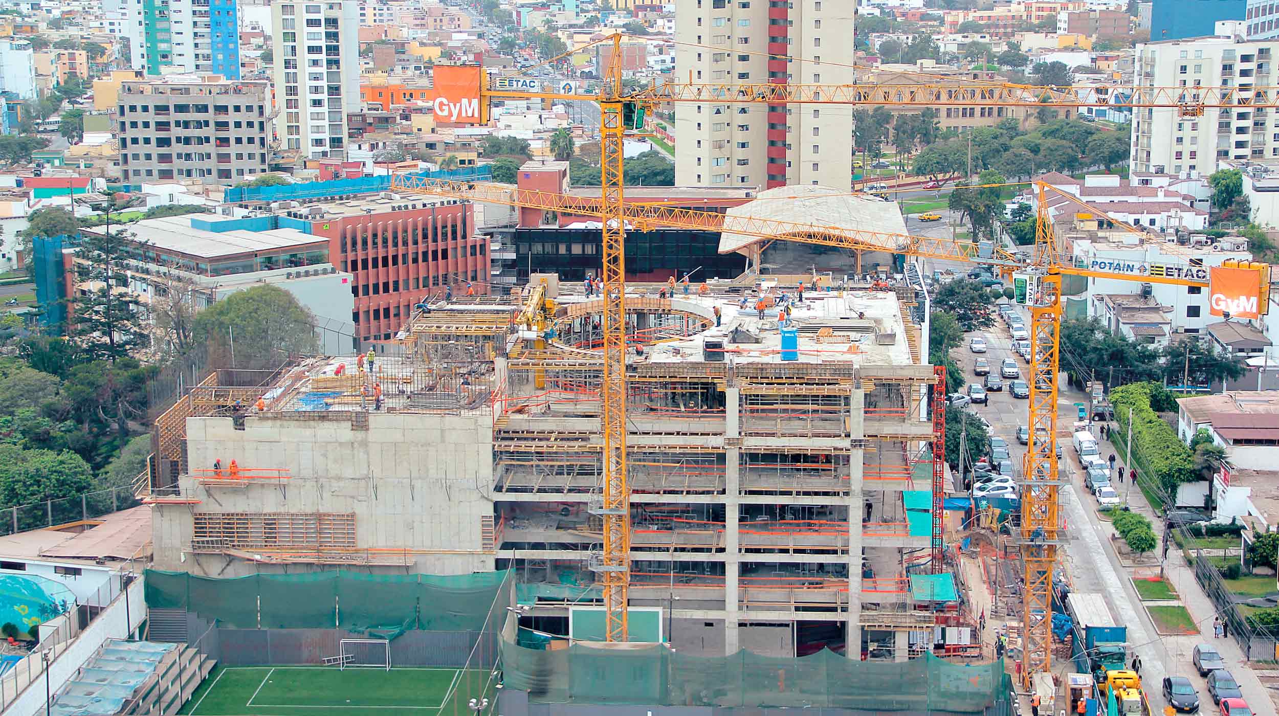 Costruito su un lotto di 2.010m², questo edificio è composto da 5 piani e 6 sotterranei.