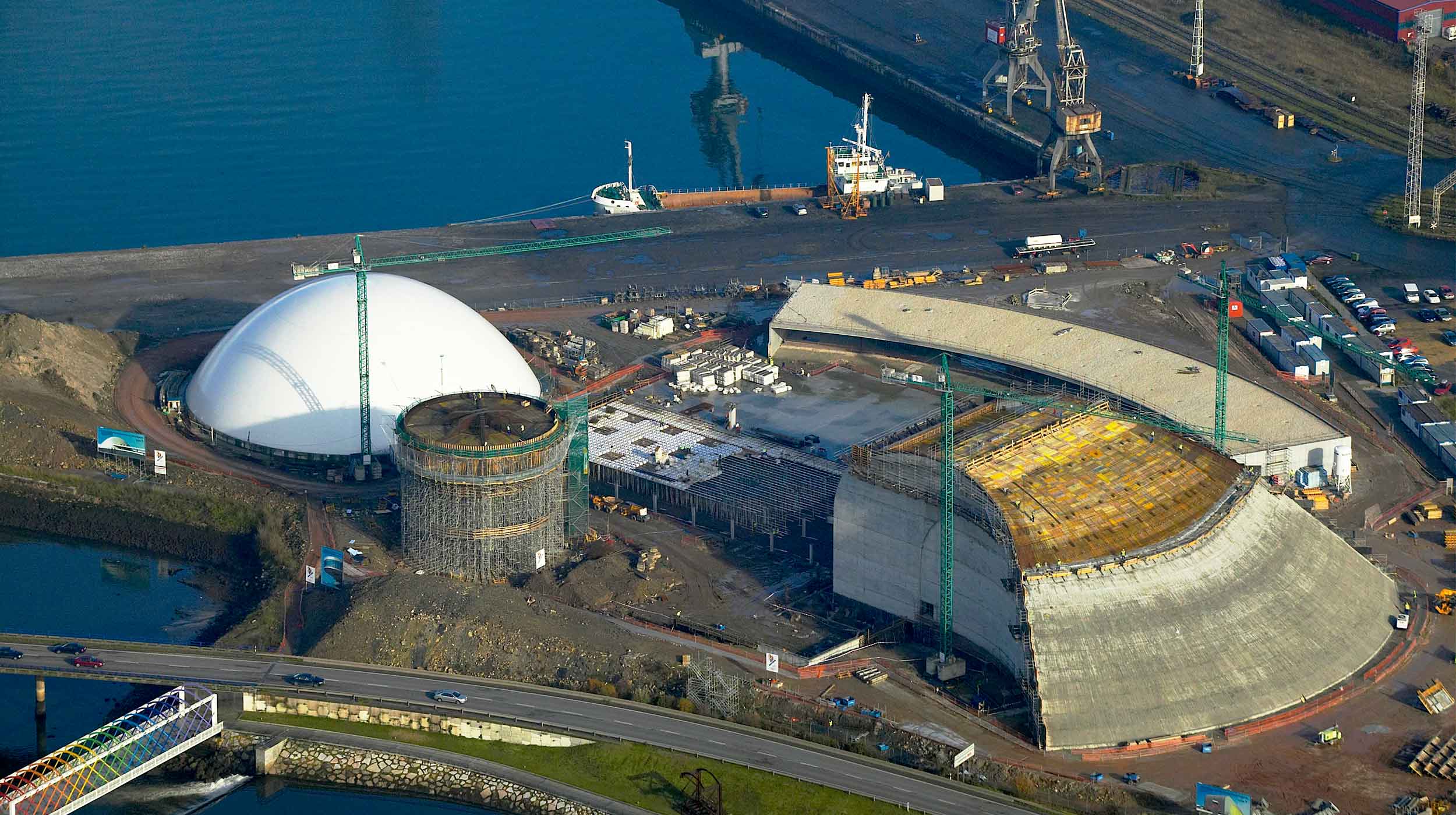 Oscar Niemeyer ha progettato il centro culturale di Avilés, nelle zone limitrofe, pianificato per essere la forza motrice per il recupero di un’area degradata dall'attività industriale.