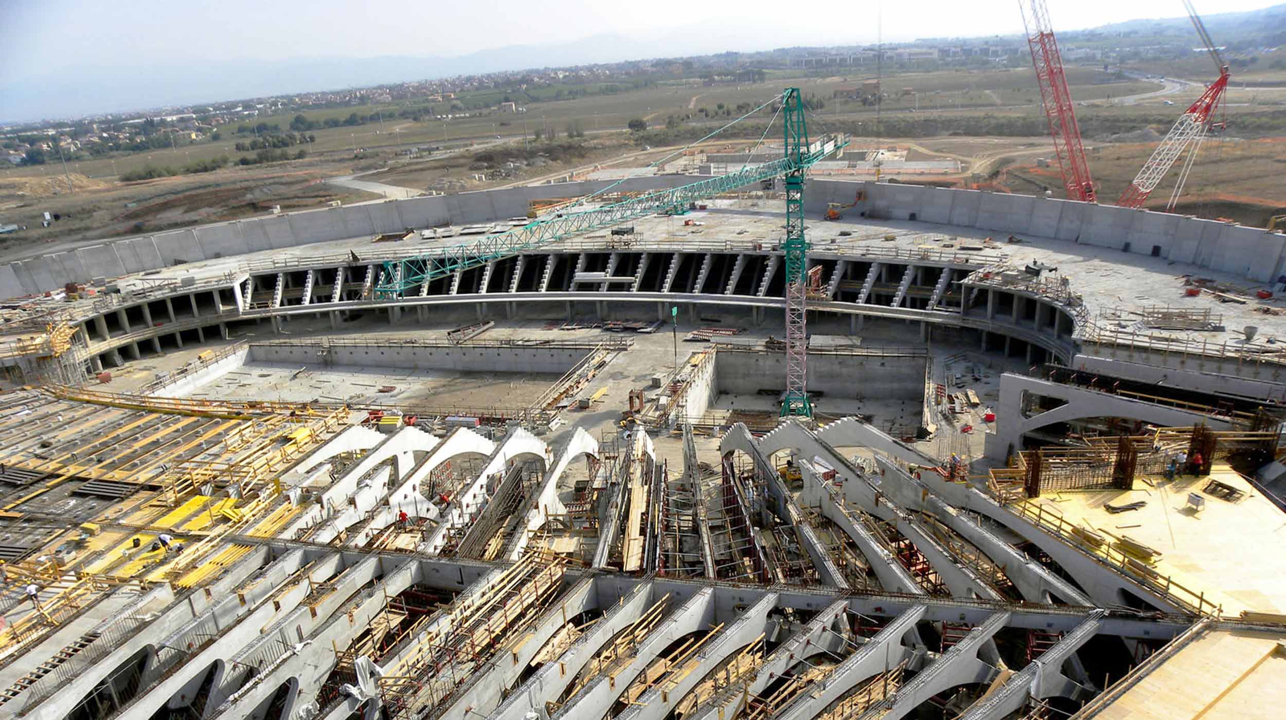 Progettato dall'architetto Santiago Calatrava, la "Città dello Sport" è costituita da campi da calcio, piste da atletica, negozi, uffici, appartamenti, biblioteche.