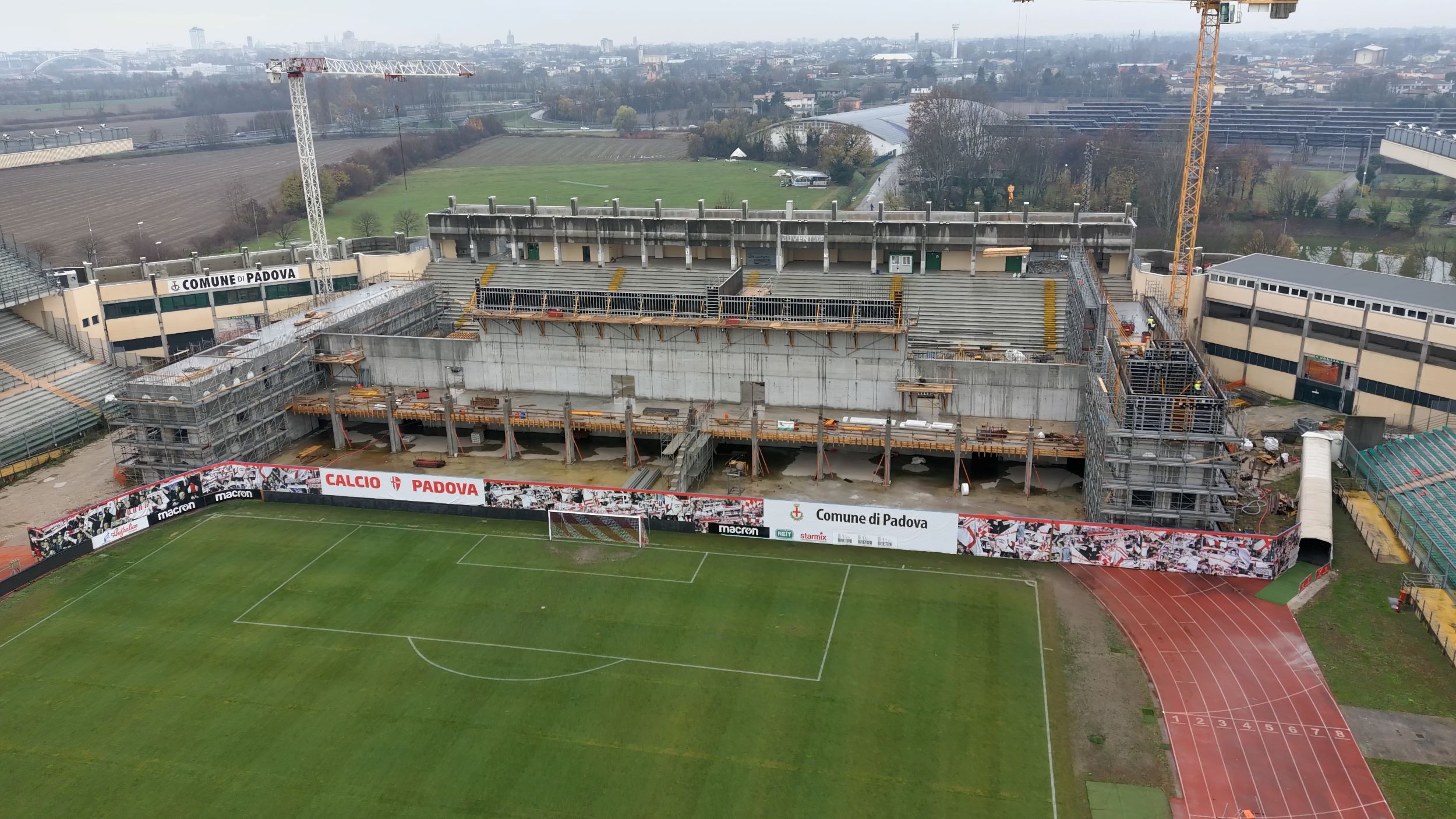 ULMA ha contribuito alla riqualificazione della Curva Sud dello Stadio Euganeo di Padova fornendo le attrezzature necessarie per la realizzazione delle opere in calcestruzzo.