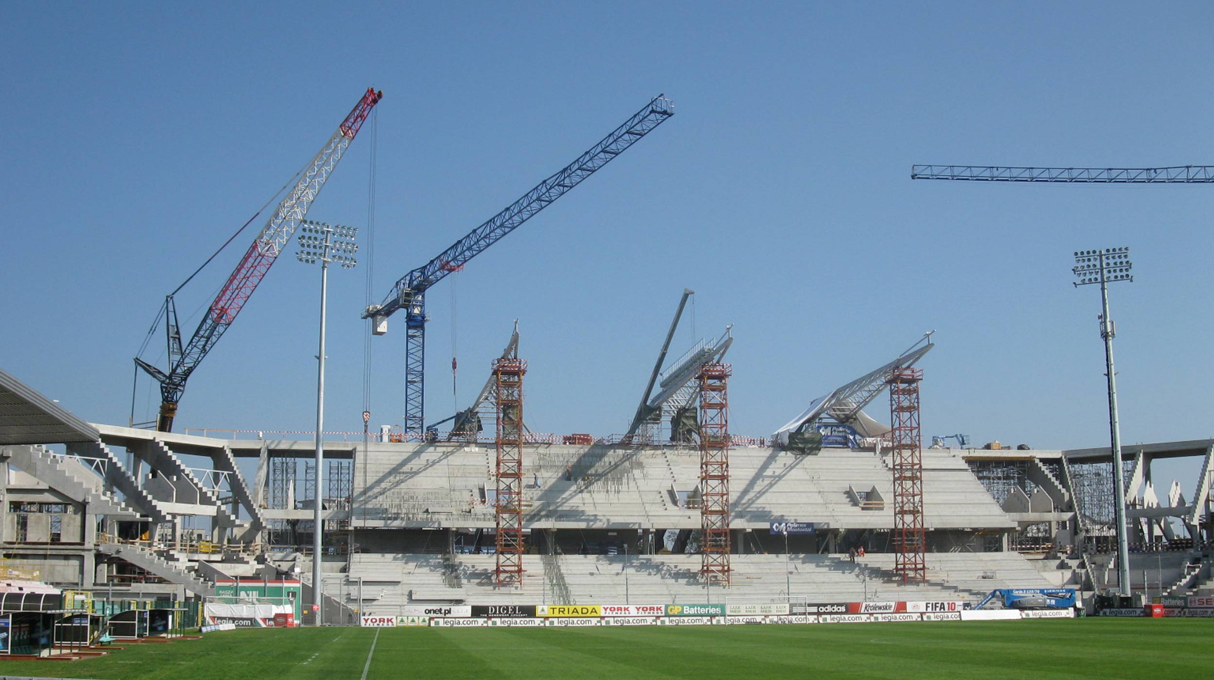 Lo scopo delle opere di ampliamento e modernizzazione dello stadio Legia era la messa in conformità rispetto ai requisiti prefissati dalla UEFA per disputare partite della Champions.