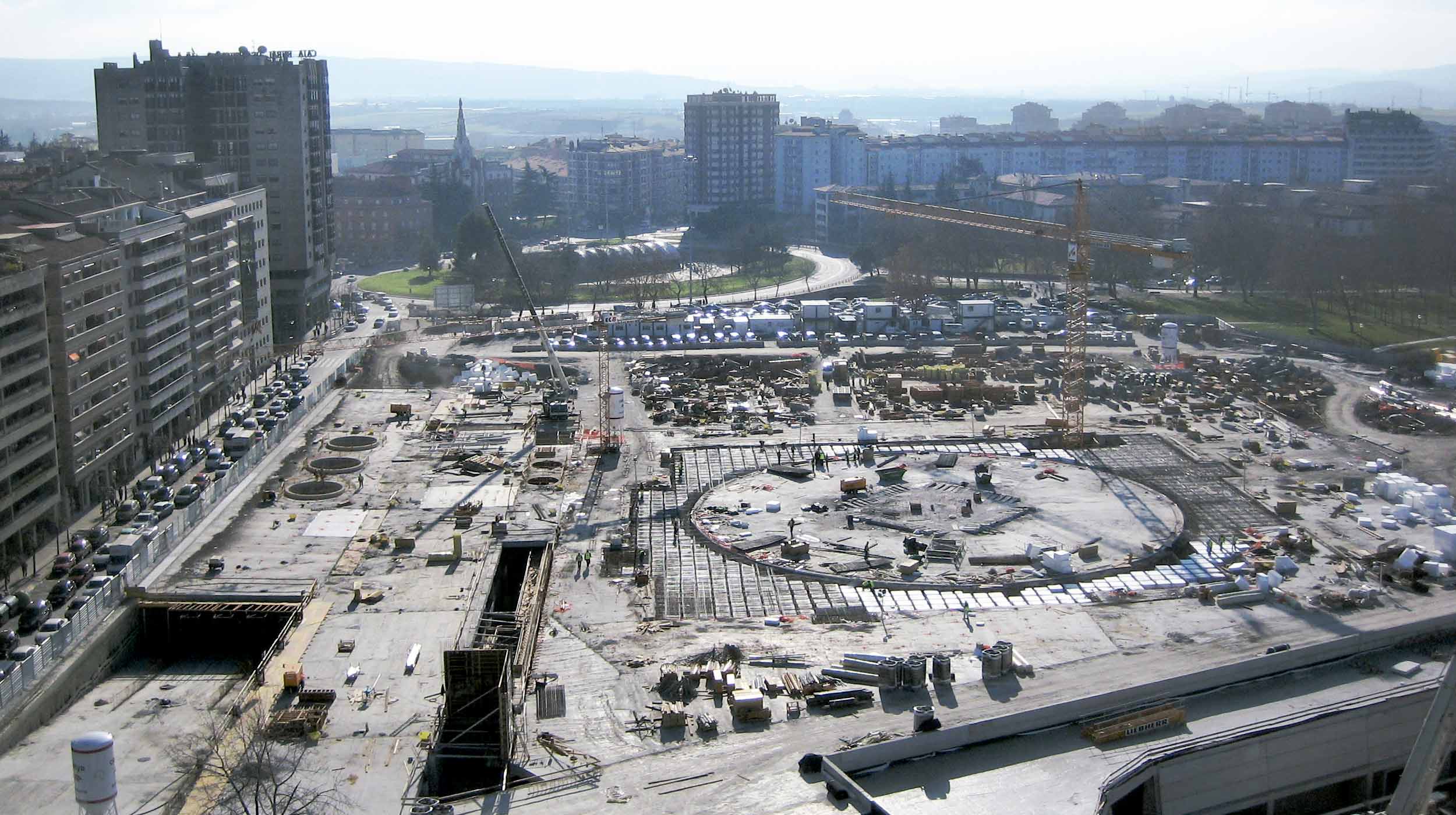 La stazione degli autobus di Pamplona, situata nel centro della città, integra l'infrastruttura destinata al trasporto pubblico in un contesto storico circondato da mura e immerso nel verde.