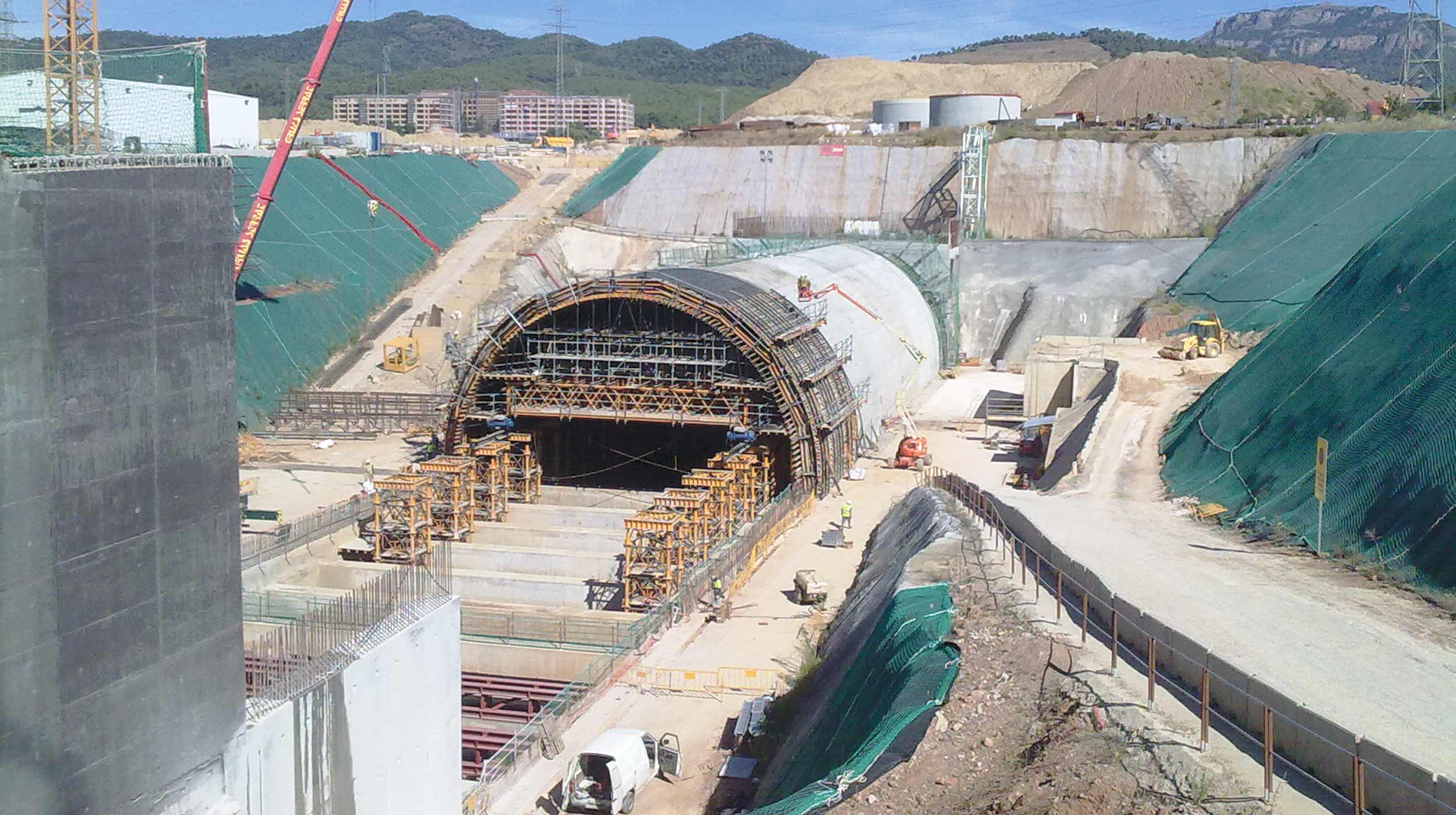 Questa galleria artificiale fa parte di un progetto di rimodernizzazione del sistema dei trasporti pubblici di Terrassa.