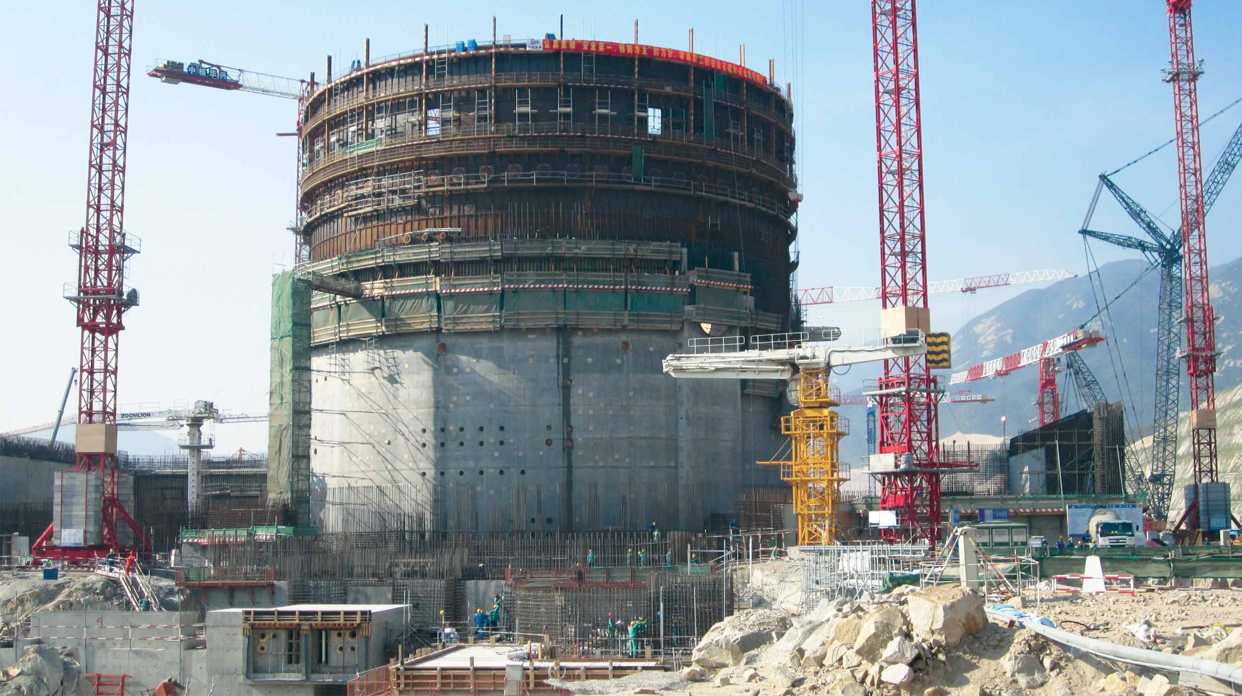 Questa centrale nucleare opera con un reattore EPR ad acqua pressurizzata di terza generazione.