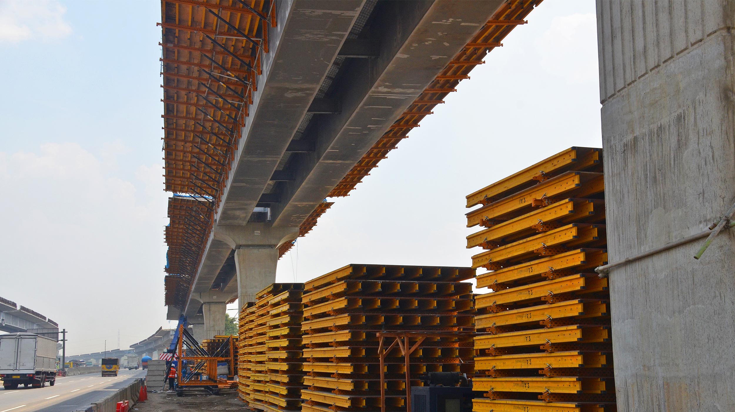 Costruzione della nuova strada a pedaggio sopraelevato che collega Giacarta e Cikampek, un distretto industriale a Karawang, nella parte occidentale di Java.