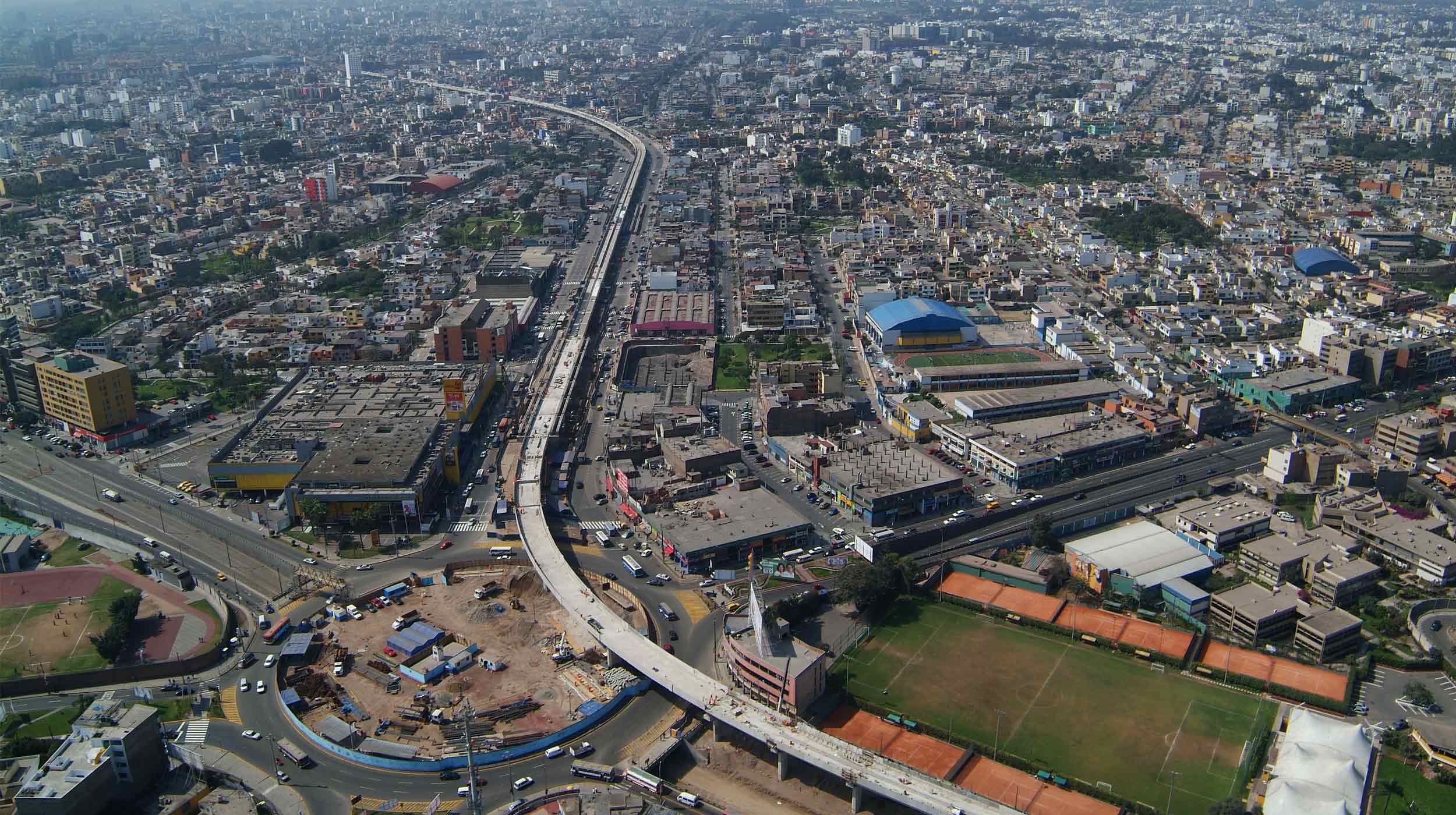 Questo progetto emblematico che ha coinvolto il comune di Lima prevede la costruzione di un viadotto sopraelevato lungo 12,5km e 8 stazioni ferroviarie.