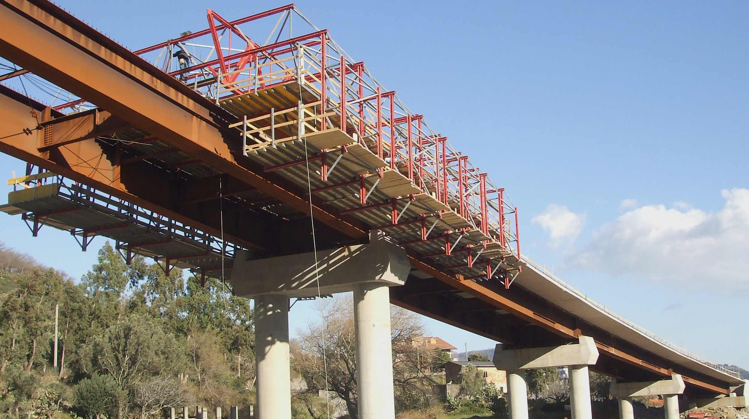 Il viadotto Platì, realizzato con ferro e calcestruzzo, fa parte della tratta autostradale Bovolino-Bagnara in Calabria, nel sud Italia.