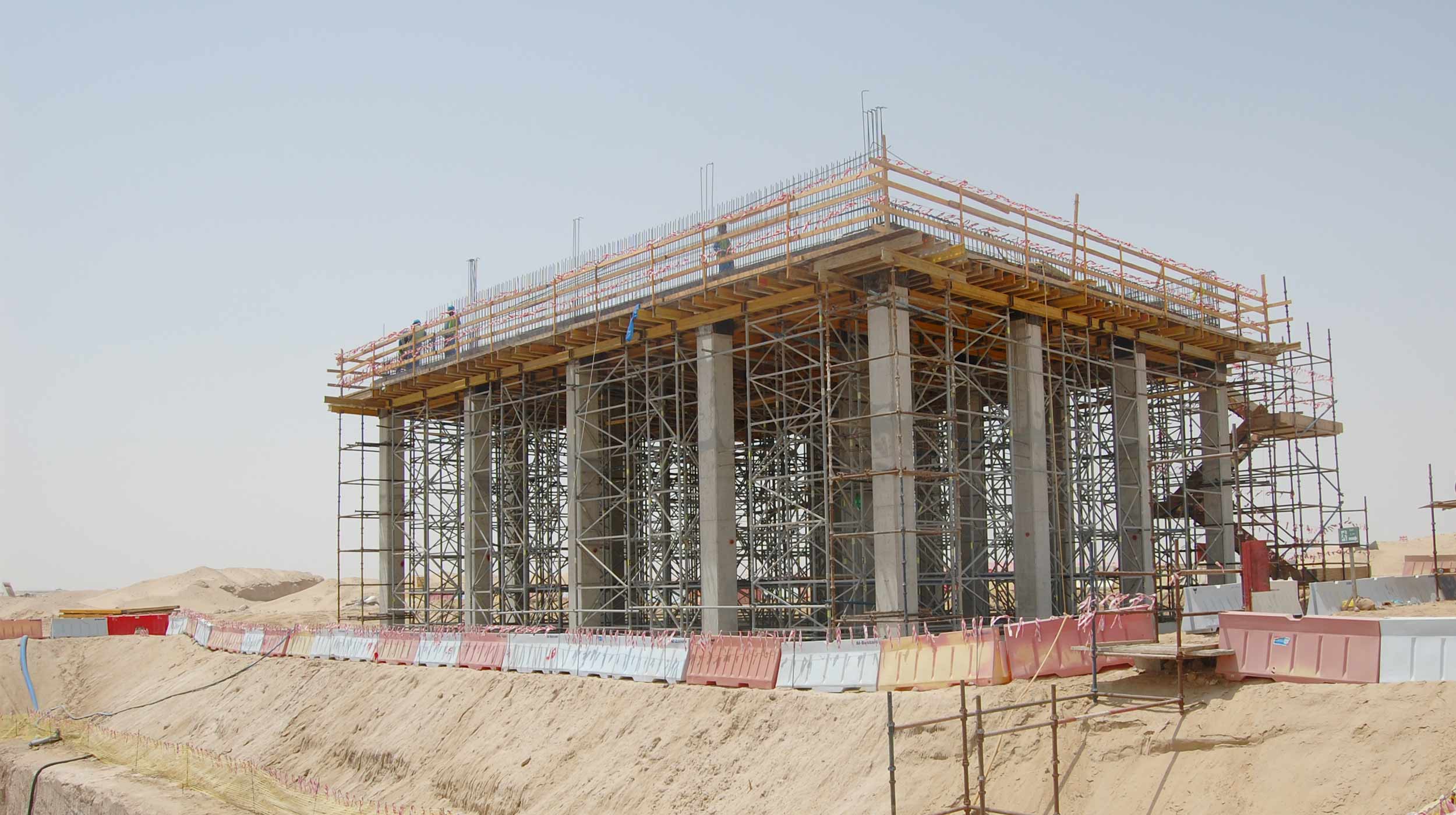La Stazione di Pompaggio delle Acque Reflue di Jebel Ali a Dubai copre un'area di 300m² con pareti che raggiungono altezze comprese tra 2,2m e 7,3m e solai con spessore pari a 25cm.