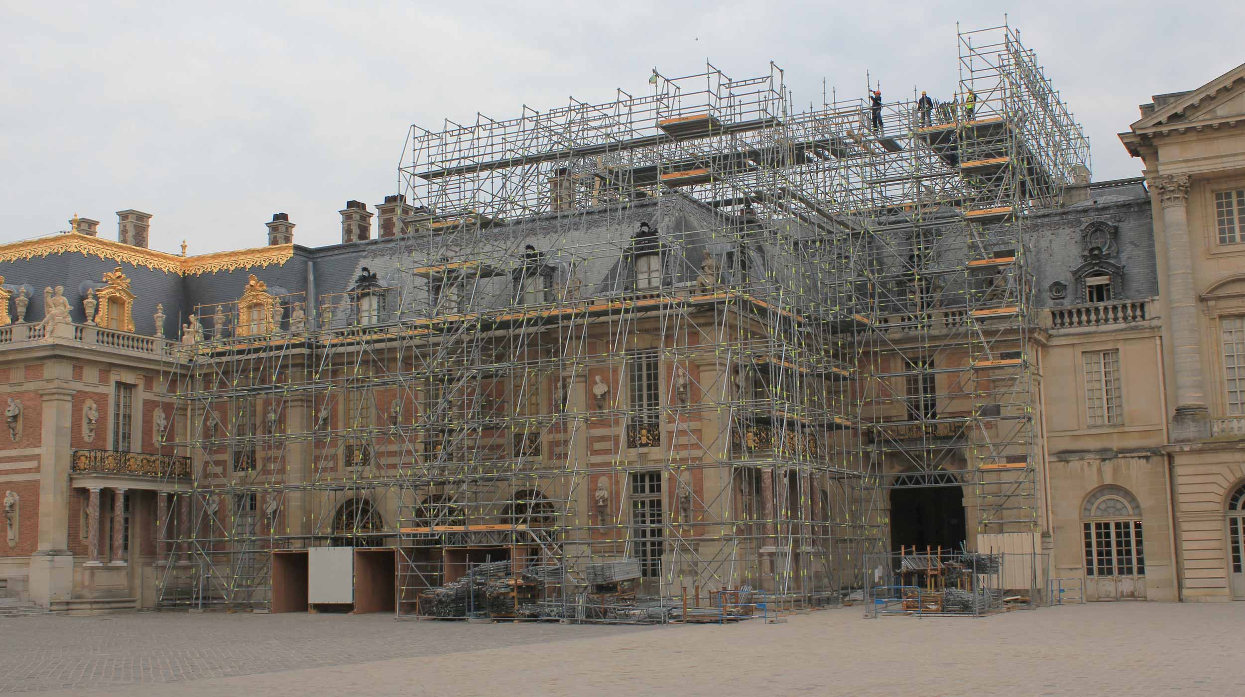 Residenza della monarchia francese e sito iscritto al Patrimonio Mondiale dell'Umanità dell'UNESCO, questa ristrutturazione ha coninvolto il ponteggio in numerose attività.