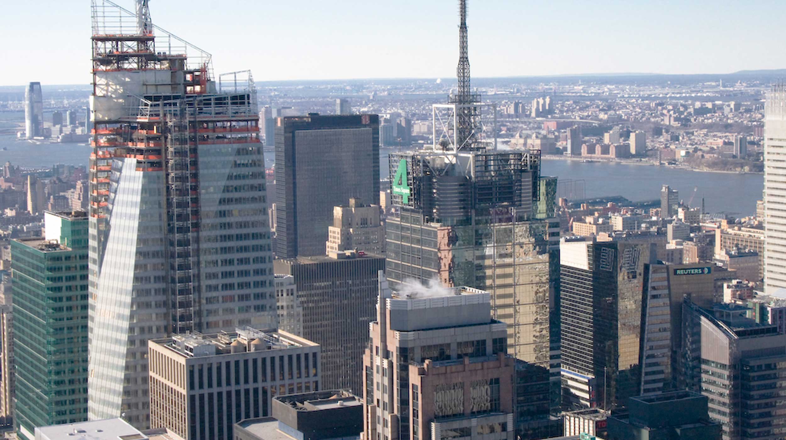 Con 300m di altezza e una superficie di 200.000m², questa torre in vetro ospita la sede della Bank of America.