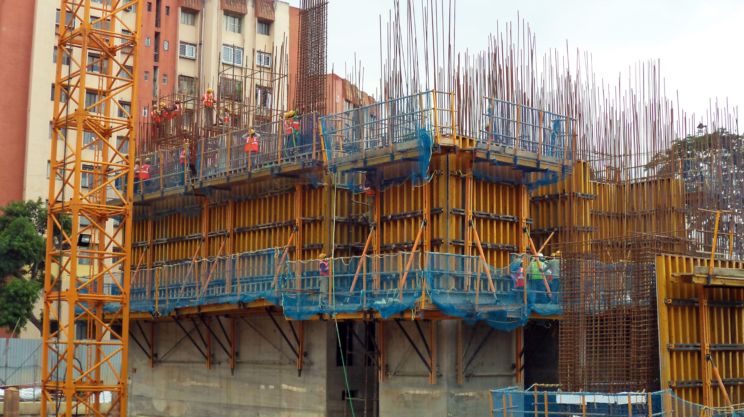 Situato nel centro finanziario della città di Bangalore, questo edificio alto 115m è caratterizzato da 24 piani di 30.000m² ciascuno, 2 seminterrati e un eliporto.