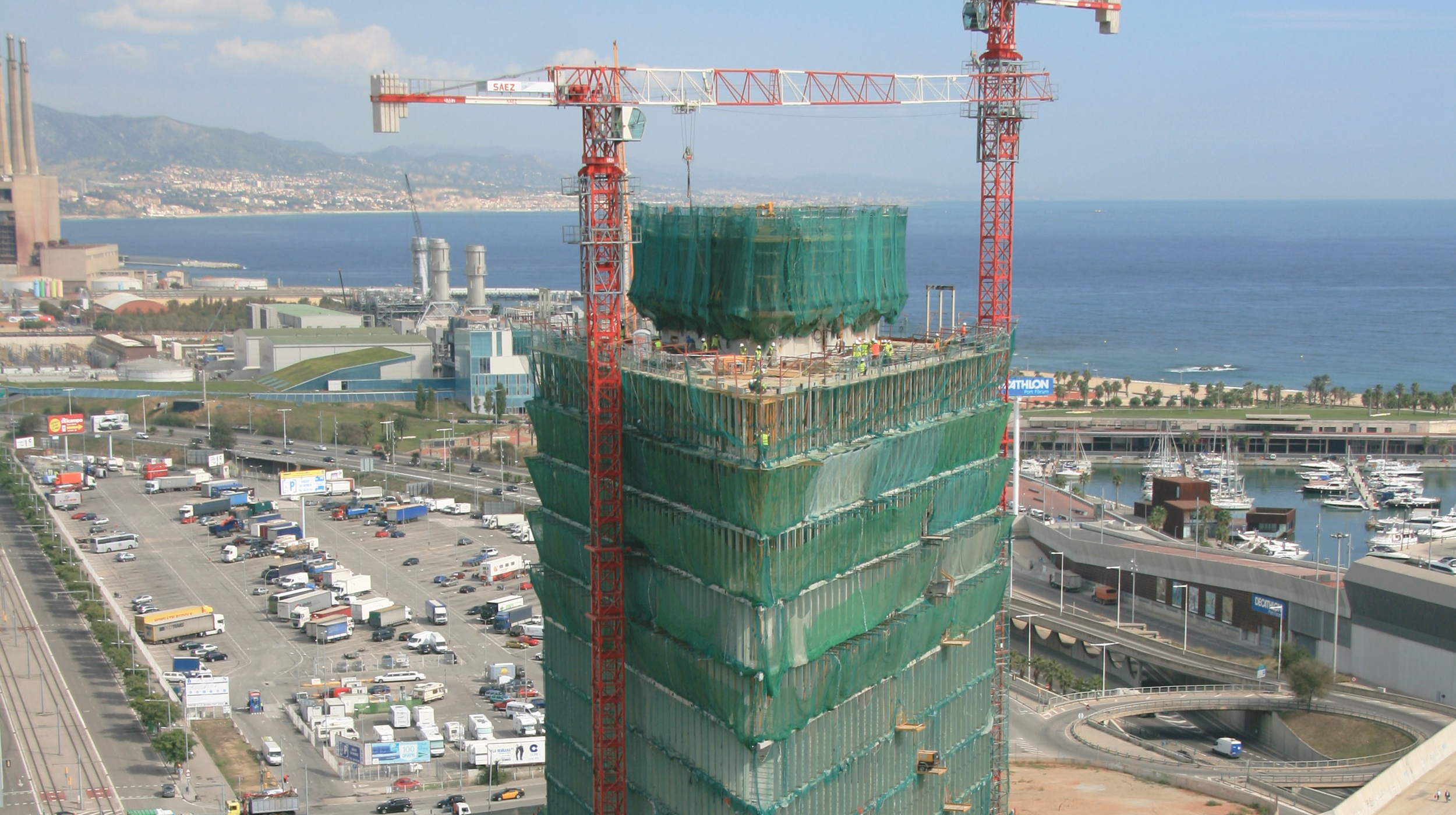 Posizionata in prossimità del mare sulla strada Diagonal, l'edificio ospita, tra gli altri, la sede catalana di Telefónica.