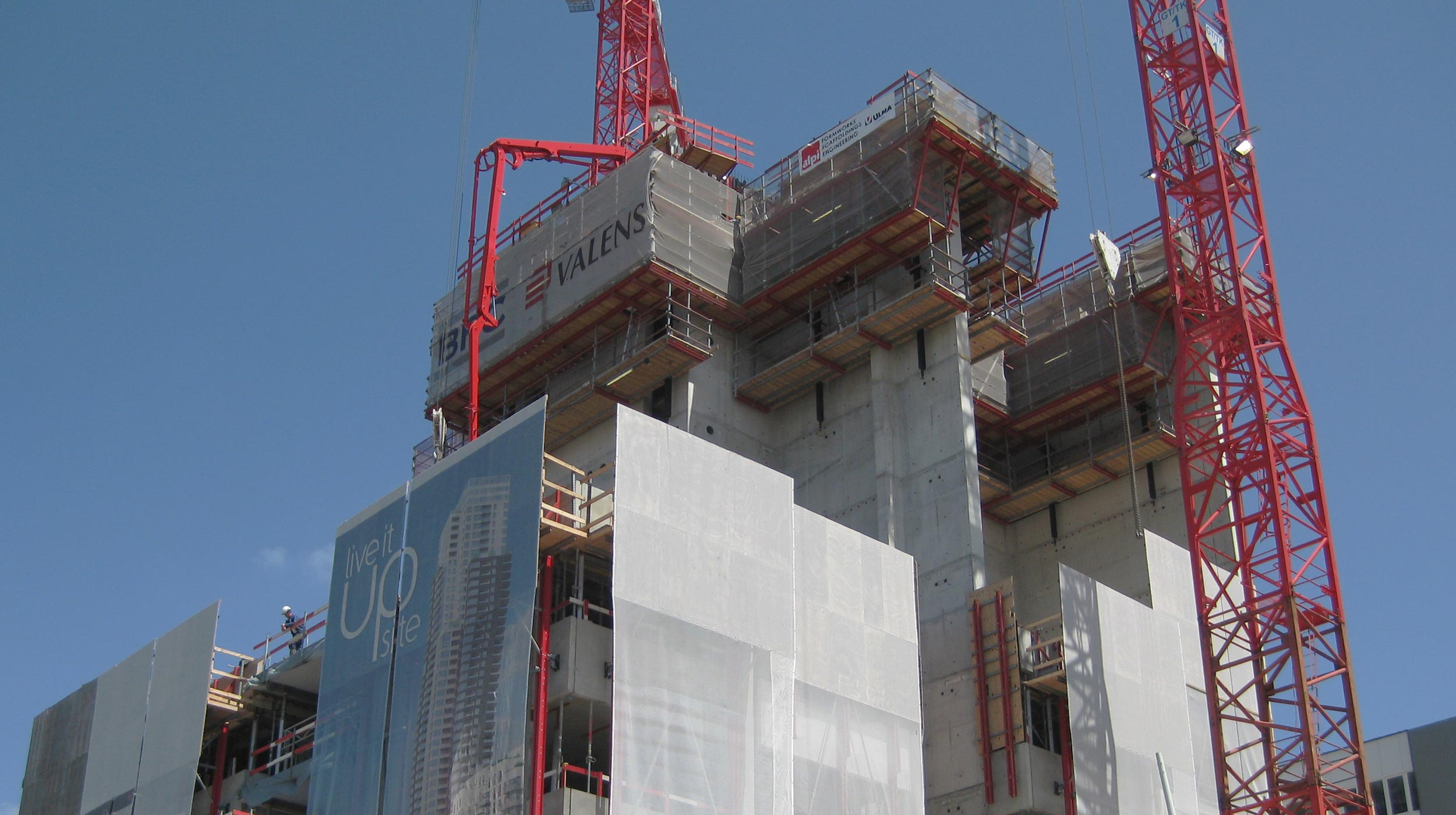 Grazie ai suoi 142m e ai 42 piani l'Upsite Tower è l'edificio residenziale più alto del Belgio e il primo grattacielo costruito a Bruxelles negli ultimi 30 anni.