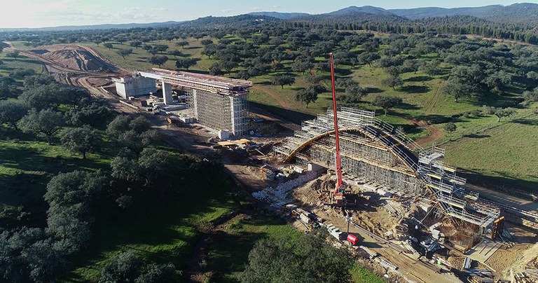 Un gran numero di attrezzature per la costruzione della prima tratta dell’alta velocità in Portogallo