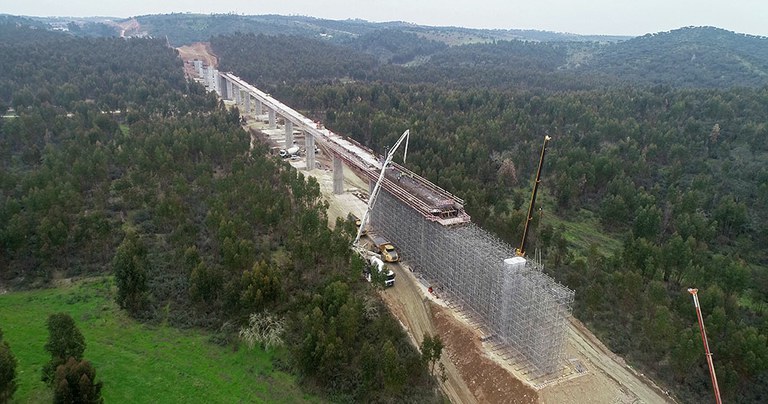 Un gran numero di attrezzature per la costruzione della prima tratta dell’alta velocità in Portogallo