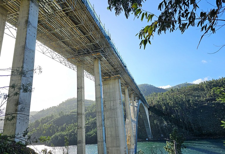 Ingegneria collaborativa al servizio della riparazione del ponte sul fiume Zêzere
