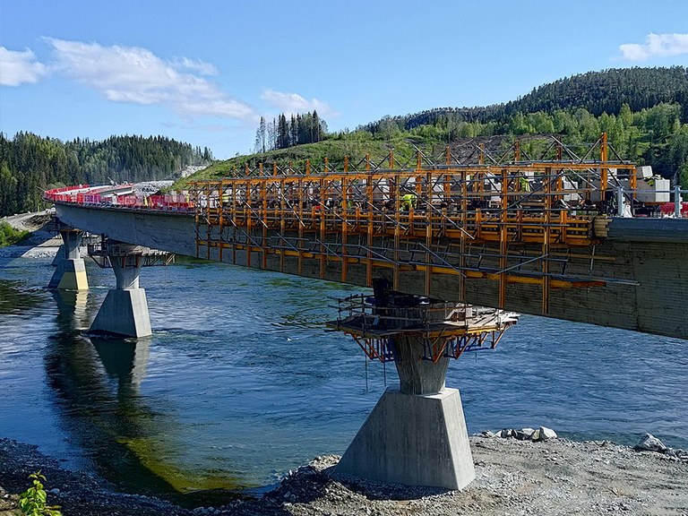 Ponte Valryggen in Norvegia: soluzione per il getto efficiente dei parapetti