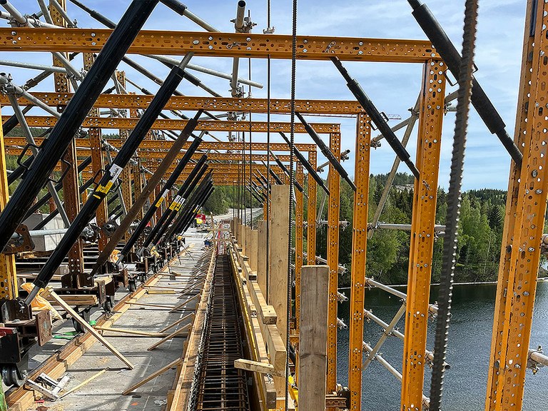 Ponte Valryggen in Norvegia: soluzione per il getto efficiente dei parapetti