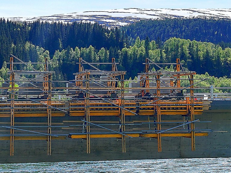 Ponte Valryggen in Norvegia: soluzione per il getto efficiente dei parapetti