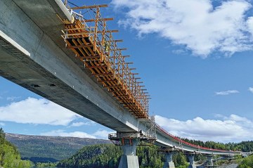 Ponte Valryggen in Norvegia: soluzione per il getto efficiente dei parapetti