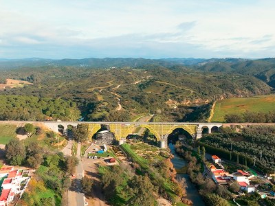 14.000 m² di ponteggio per il restauro del ponte sul fiume Huéznar a Siviglia, Spagna
