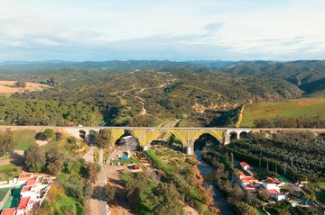 14.000 m² di ponteggio per il restauro del ponte sul fiume Huéznar a Siviglia, Spagna