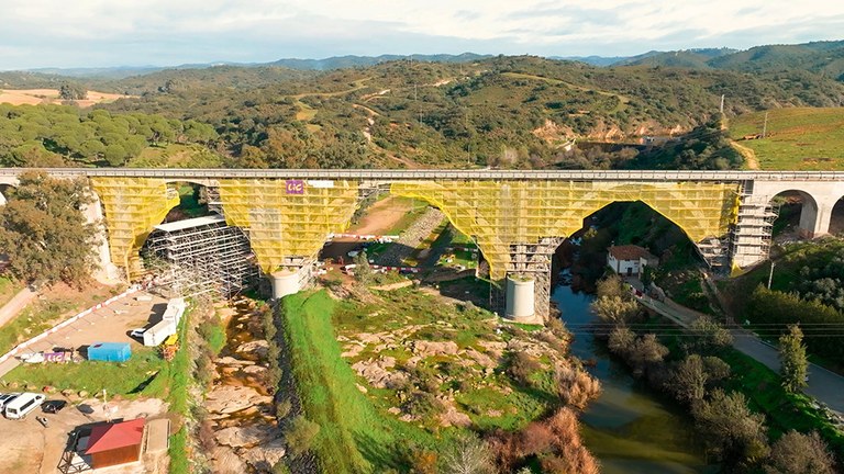 14.000 m² di ponteggio per il restauro del ponte sul fiume Huéznar a Siviglia, Spagna