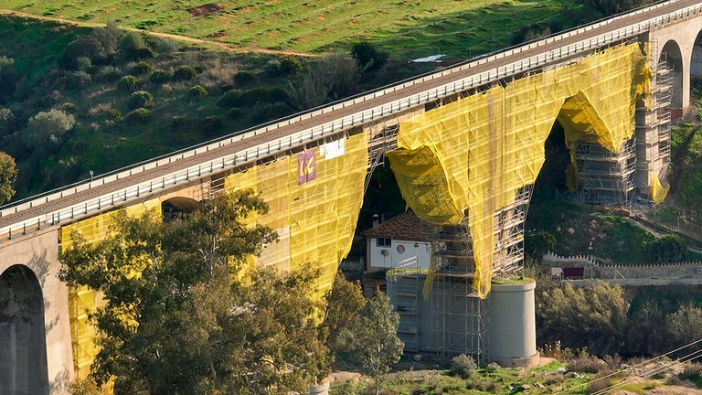 14.000 m² di ponteggio per il restauro del ponte sul fiume Huéznar a Siviglia, Spagna