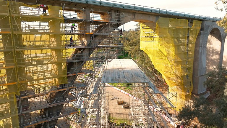 14.000 m² di ponteggio per il restauro del ponte sul fiume Huéznar a Siviglia, Spagna